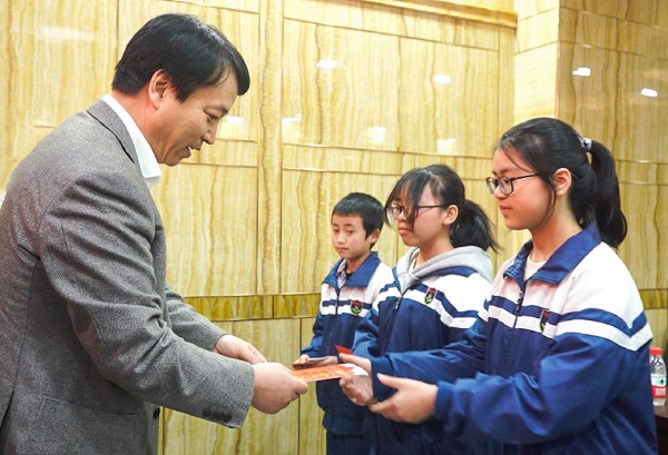 中國華融黨委副書記、監(jiān)事長胡建忠一行赴四川宣漢縣調(diào)研督導(dǎo)扶貧工作